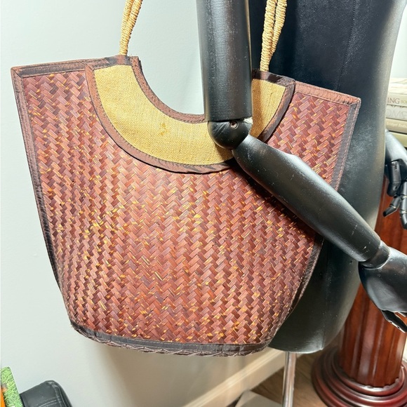 Elegant Brown Woven Tote Bag - Picture 5 of 8